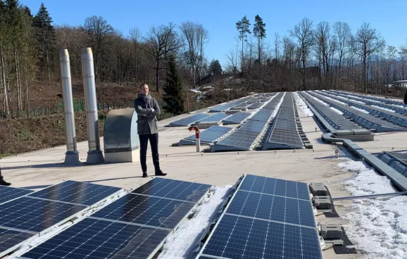 Vorstand Hartwig Hufnagl zwischen den Photovoltaik-Paneelen am Dach des Stützpunkts Klagenfurt