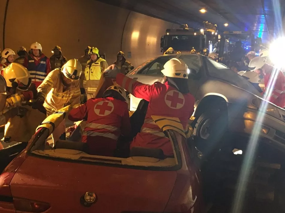 Rettungsleute bergen einen Verletzten aus einem Auto