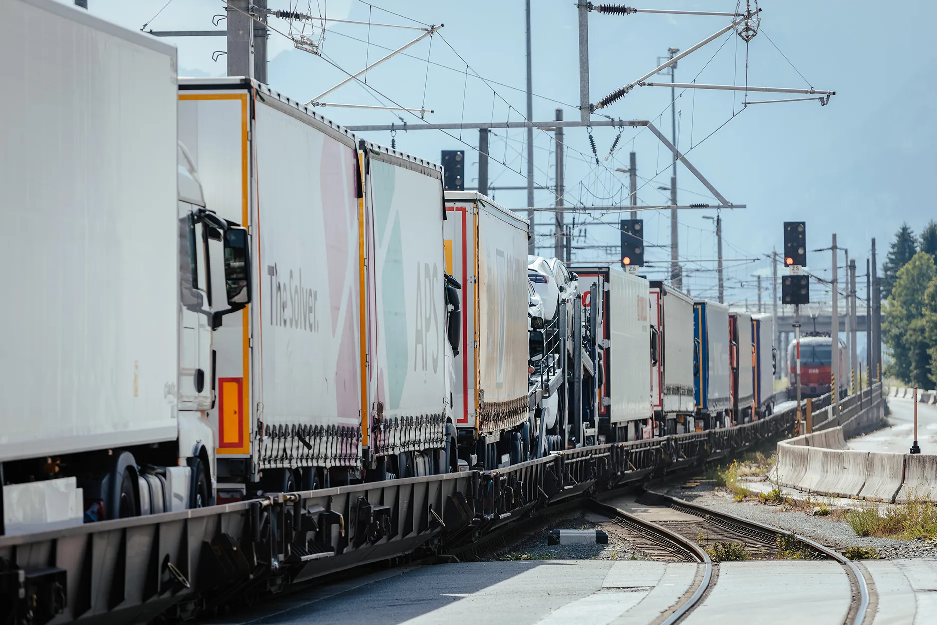 Lkw auf einem Zug