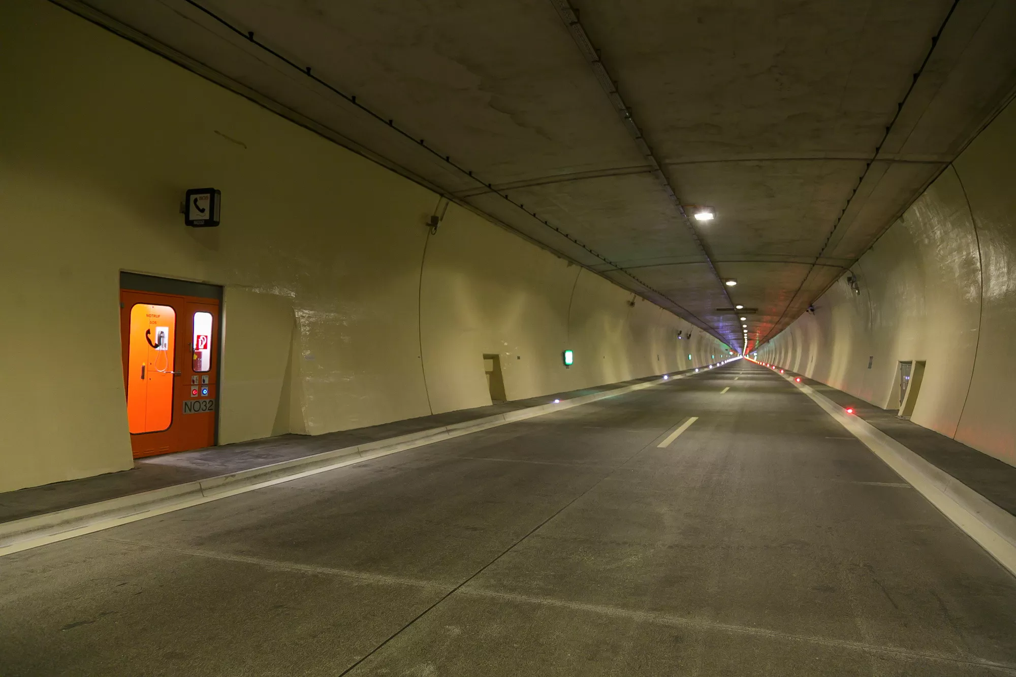 Innenansicht eines beleuchteten Tunnel (ohne Fahrzeuge)