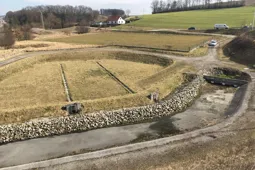 Eine Gewässerschutzanlage. Hier ist im Vordergrund ein Absatzbecken.