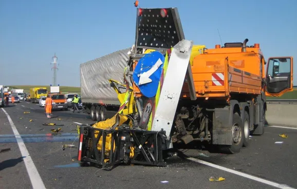 Auffahrunfall auf einen ASFINAG Warnleitanhänger