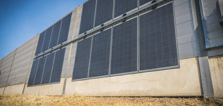 Photovoltaikpaneele auf einer Lärmschutzwand