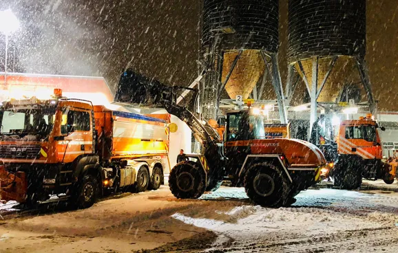 Winterdienstfahrzeuge laden Salz