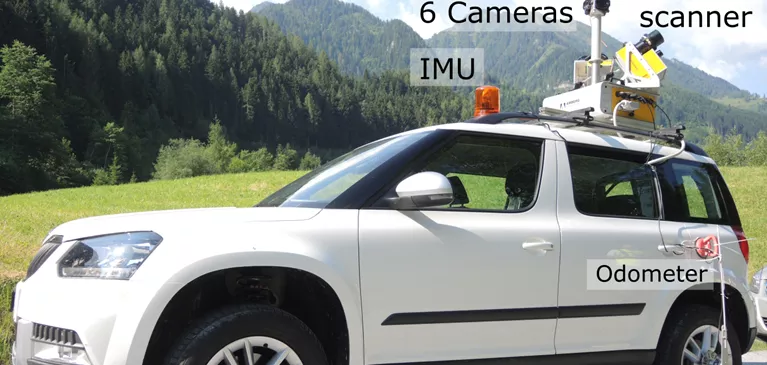 Messfahrzeug, das für die Bauwerkkontrolle mit Kameras und Scanner am Dach ausgestattet ist.