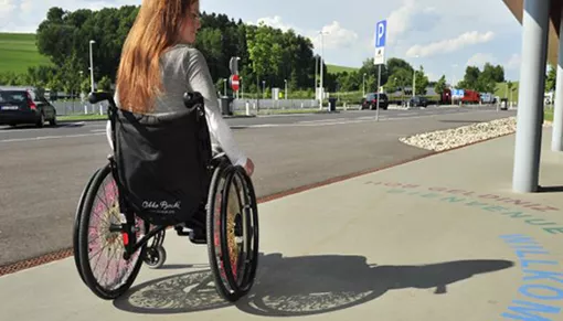 Rollstuhlfahrerin Rastplatz Blogheader