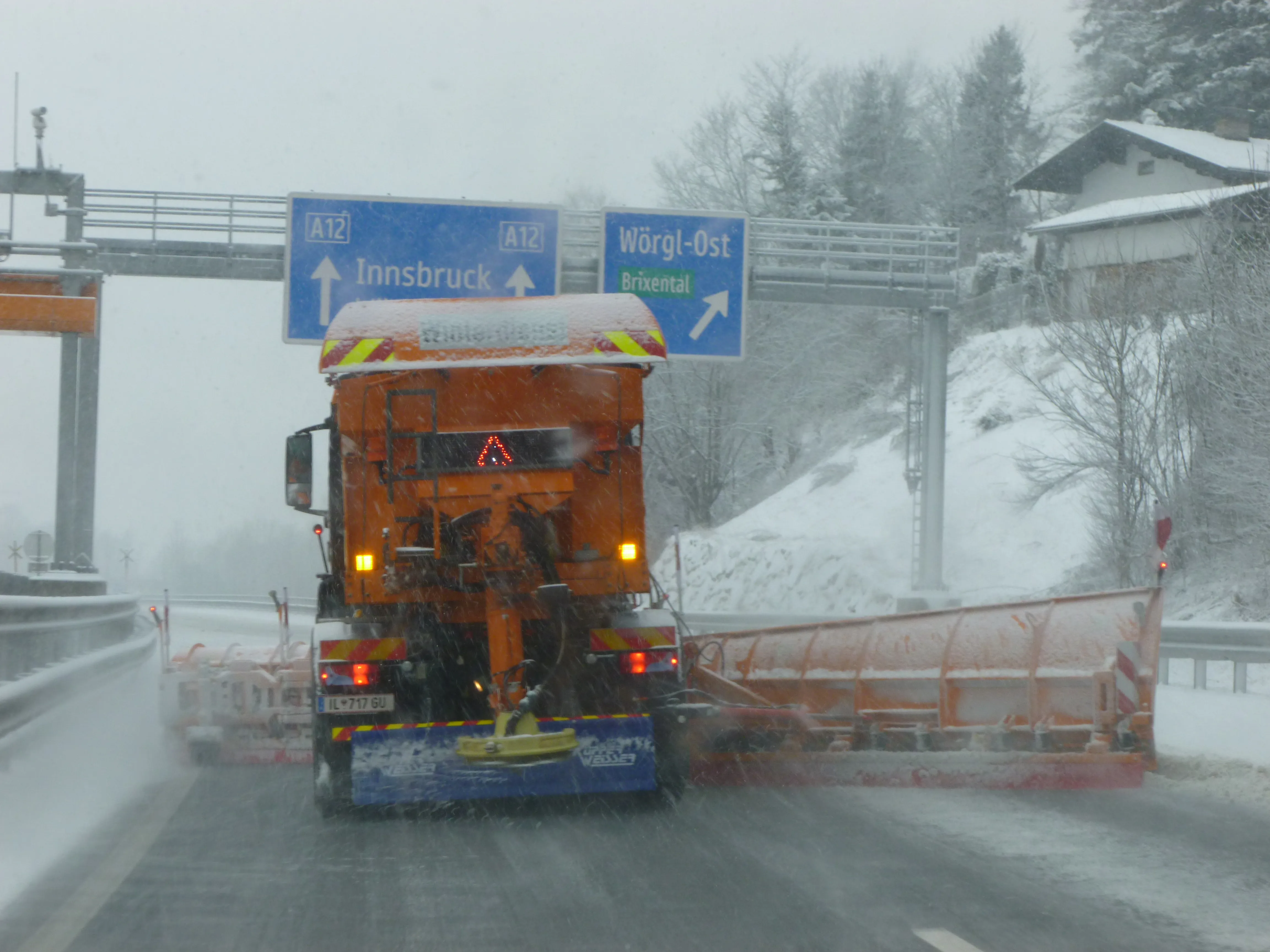 LKW mit großer Schaufel vorne montiert