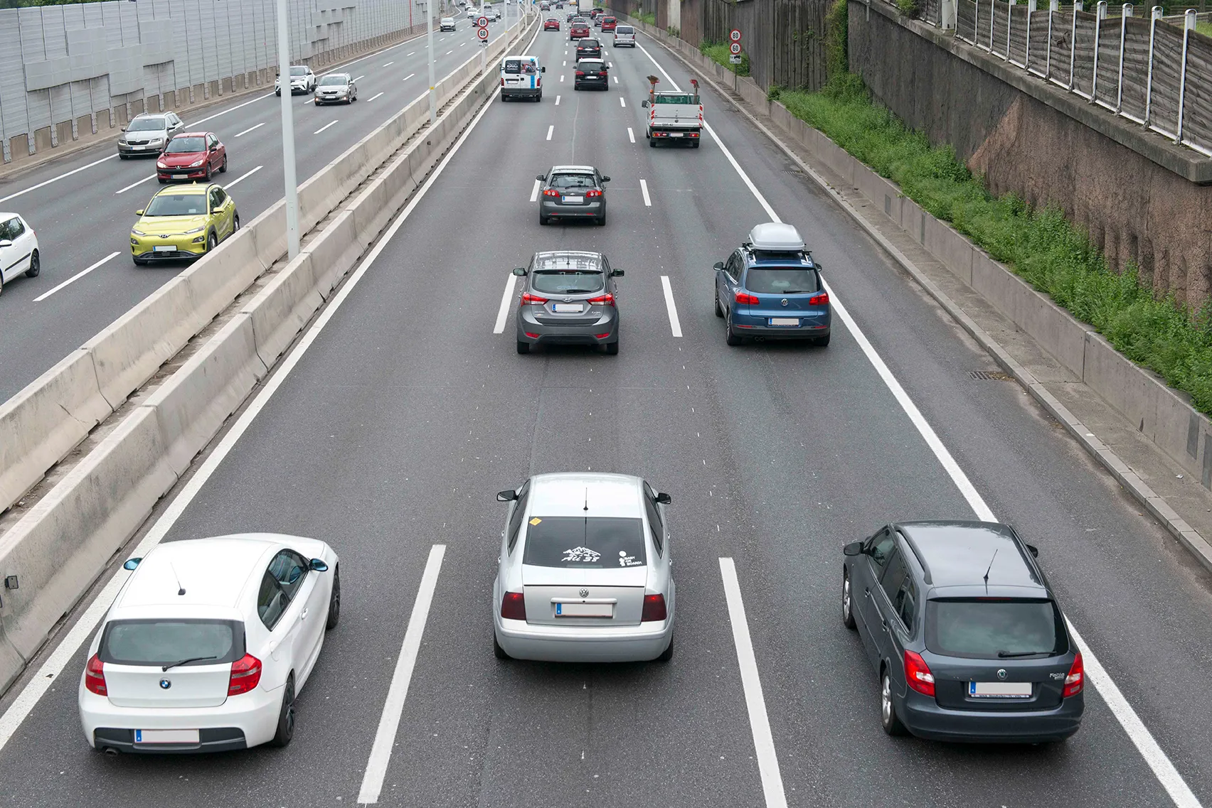 Permanent left or middle lane driving as well as too little distance provoke accidents