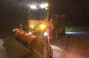 Schneepflug bei Nacht