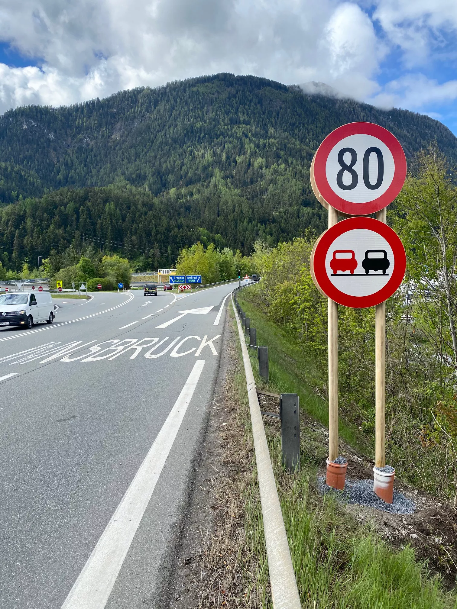 Verkehrsschild "Geschwindigkeitsbeschränkung 80 km/h" und "Überholverbot" aus Holz