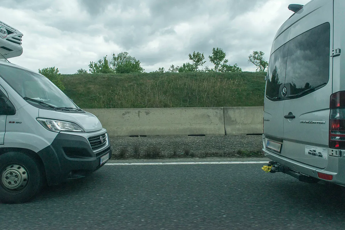Zwei Autos fahren hintereinander