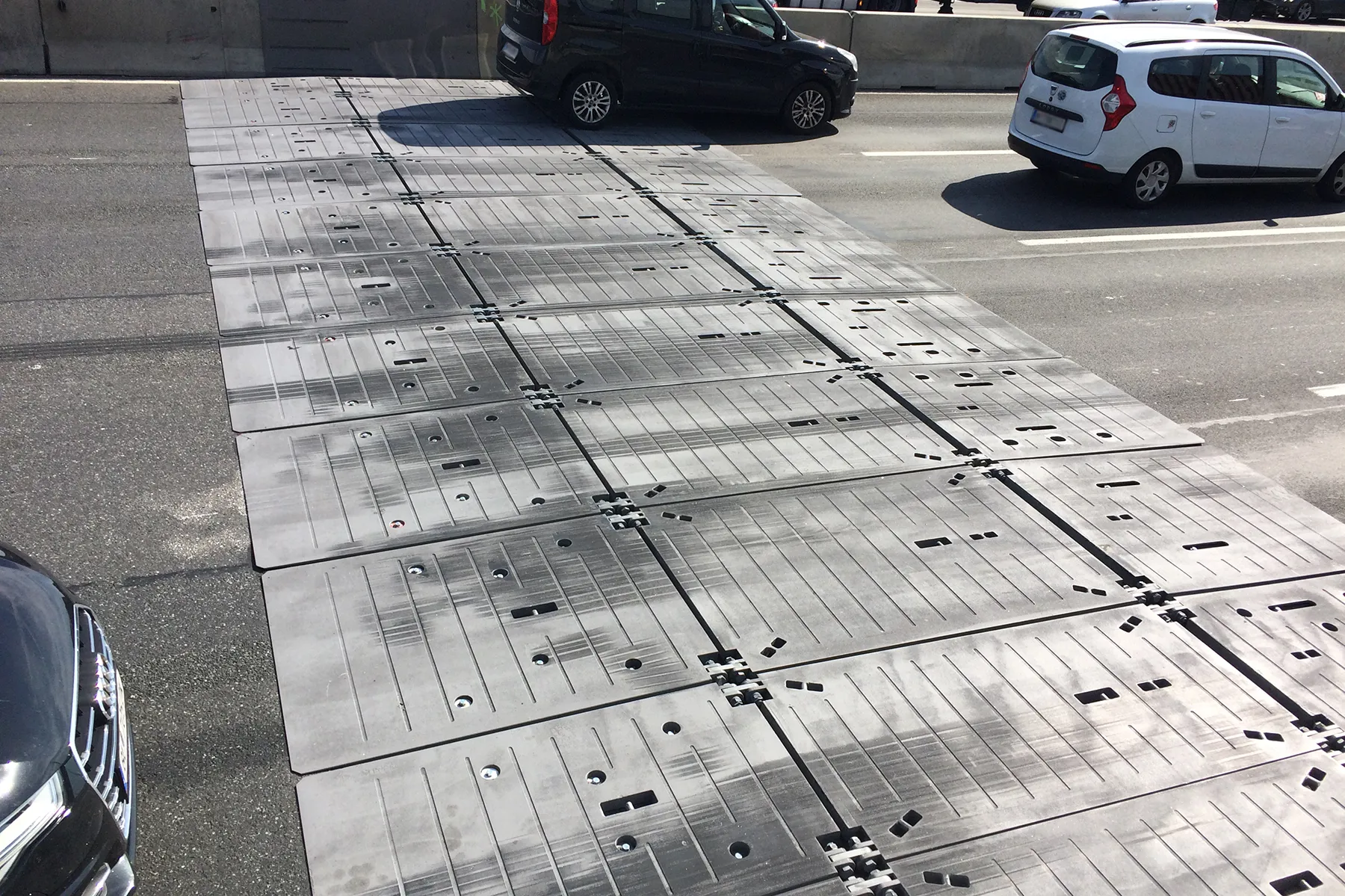 Mikroplastik auf der Autobahn durch abruptes Bremsen