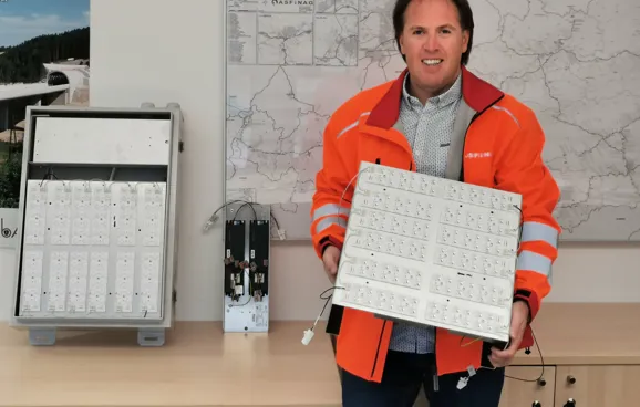 Thomas Nessel, Betriebstechnik-Regionalleiter, mit seiner Beleuchtungs-Innovation