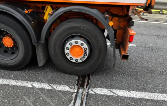 Blick vom Seitenrand der Brücke auf einen der Fahrbahnübergänge.
