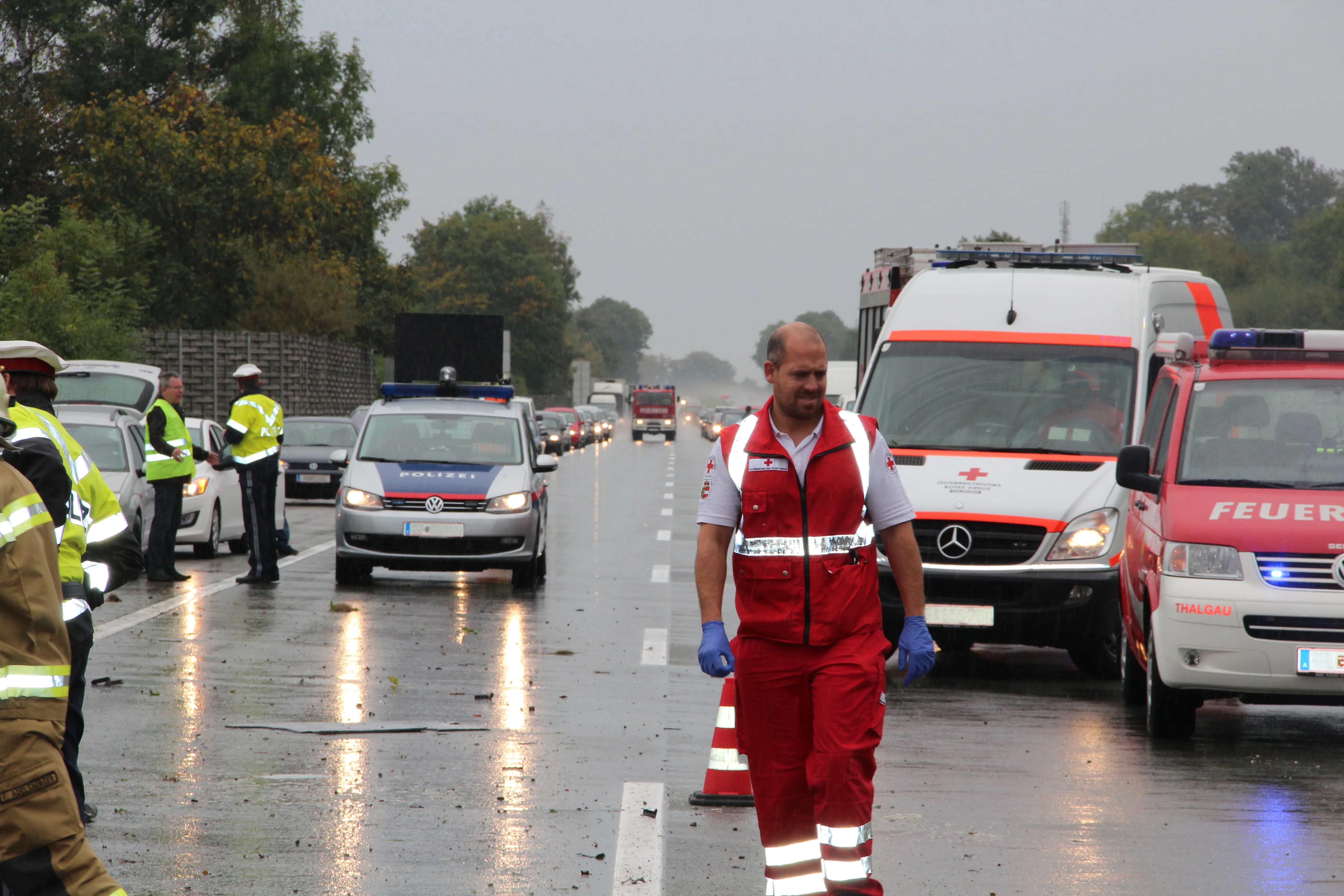 Rettungsgasse 7. Oktober 2012, A 1 West Autobahn Bei Der Anschlussstelle Eugendorf IMG 1968 Sanitäter Bearbeitet