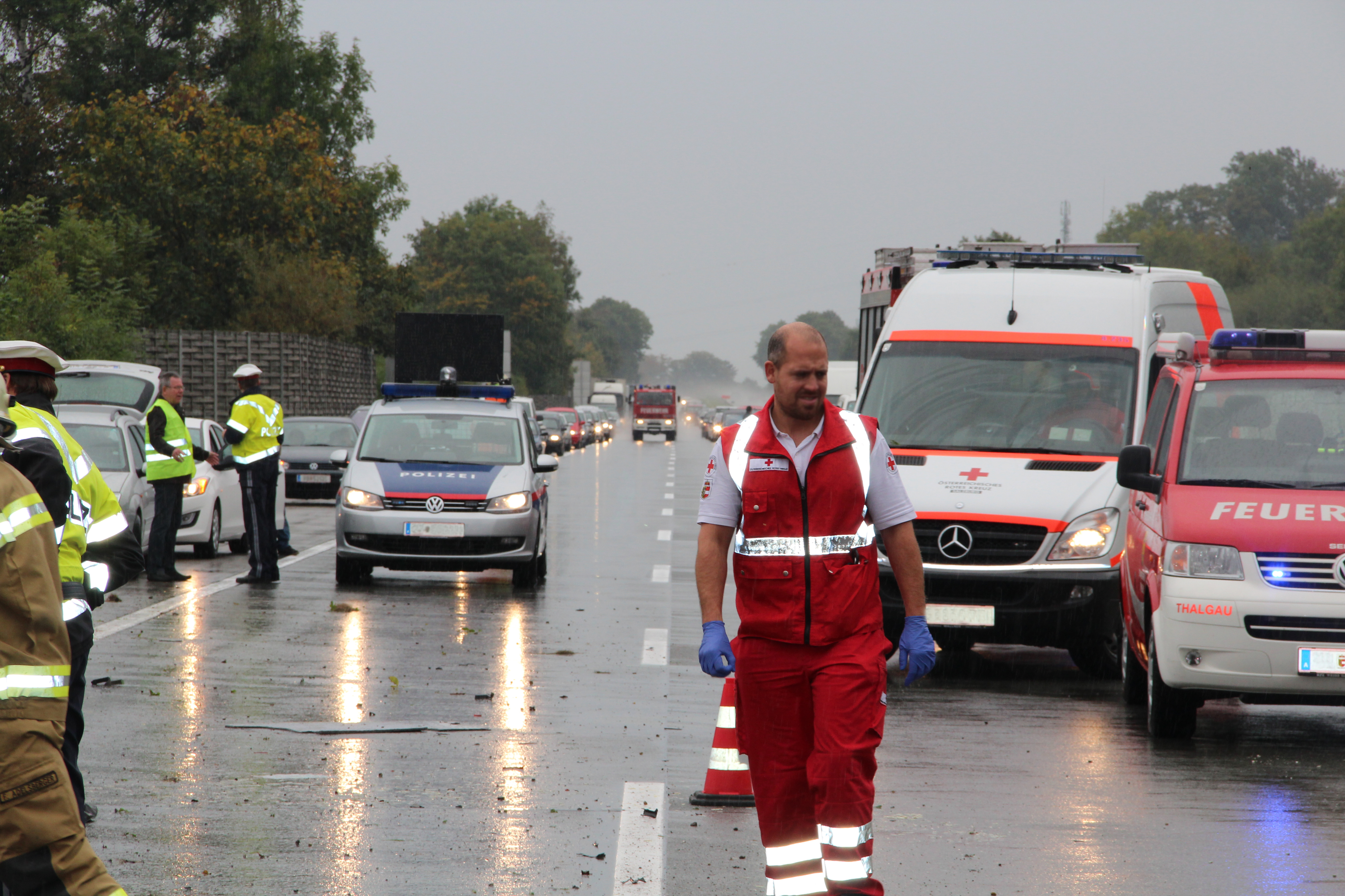 Rettungsgasse 7. Oktober 2012, A 1 West Autobahn Bei Der Anschlussstelle Eugendorf IMG 1968 Sanitäter Bearbeitet