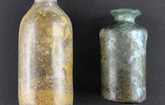 Zwei alte Glasflaschen