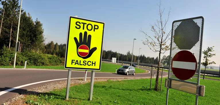 Geisterfahrer-Warntafel auf der Autobahn Abfahrt A 1 West Autobahn