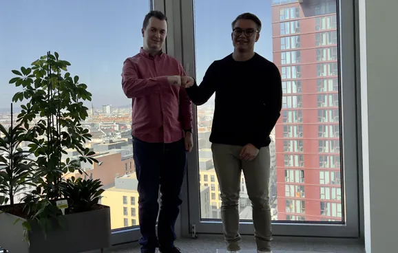 Zwei junge Männer geben sich ein Fist-Bump