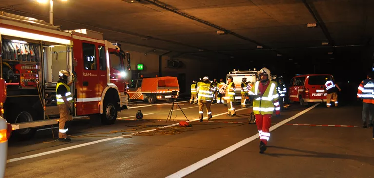 Feuerwehrauto und Einsatzkräfte bei der Tunnelübung Vösendorf
