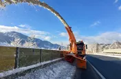 Lkw mit Schneefräse befreit Lärmschutzwand von Schnee
