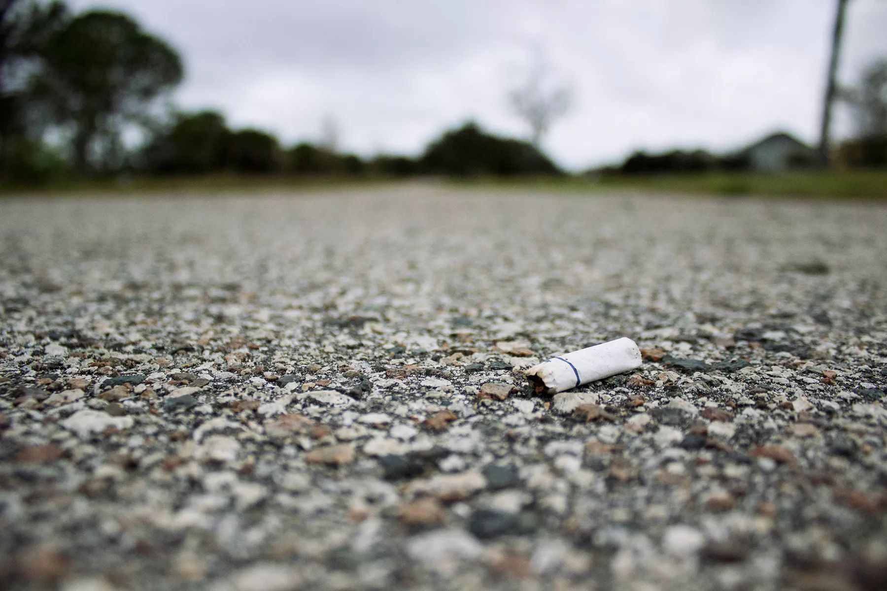 Zigarettenstummel liegt achtlos weggeworfen am Boden 