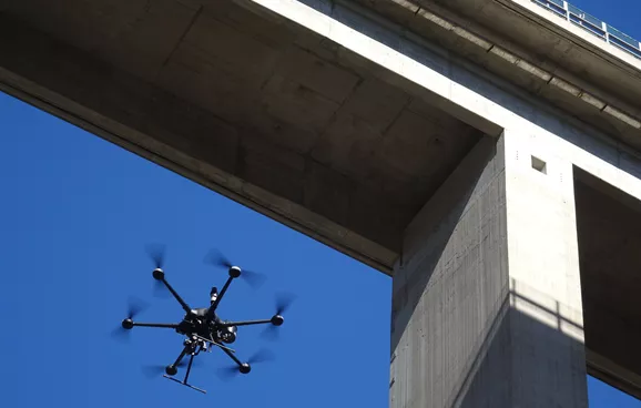 Brückenprüfung Pack Mit Drohne