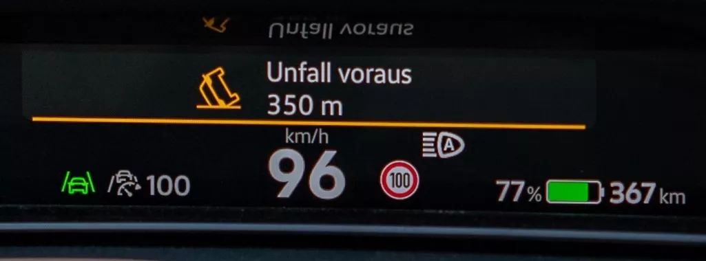 Anzeige einer C-ITS Gefahrenwarnung im VW ID.7