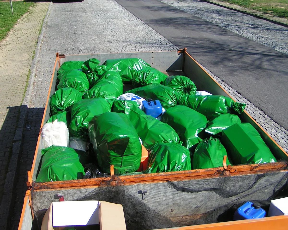Müllsäcke in einem Container - eine hohe "Müll-Ausbeute" von zwei Rastplätzen