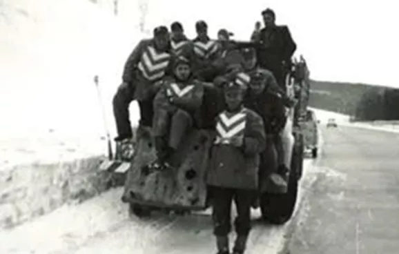 Schwarz-Weiß-Aufnahme der Mannschaft der Autobahnmeisterei Pressbaum, Winter 1961