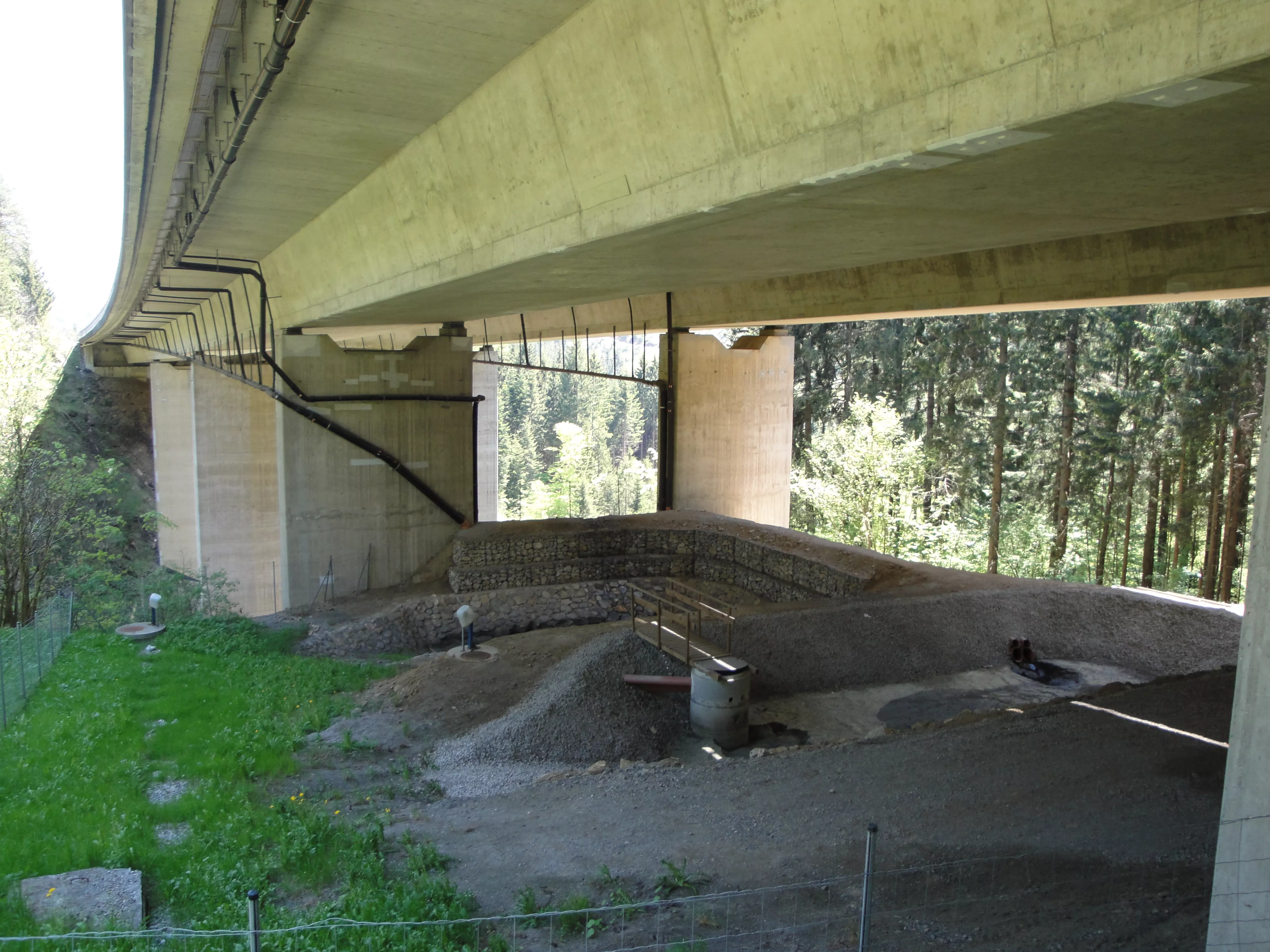 Eine Gewässerschutzanlage, die sich unter einer Brücke befindet