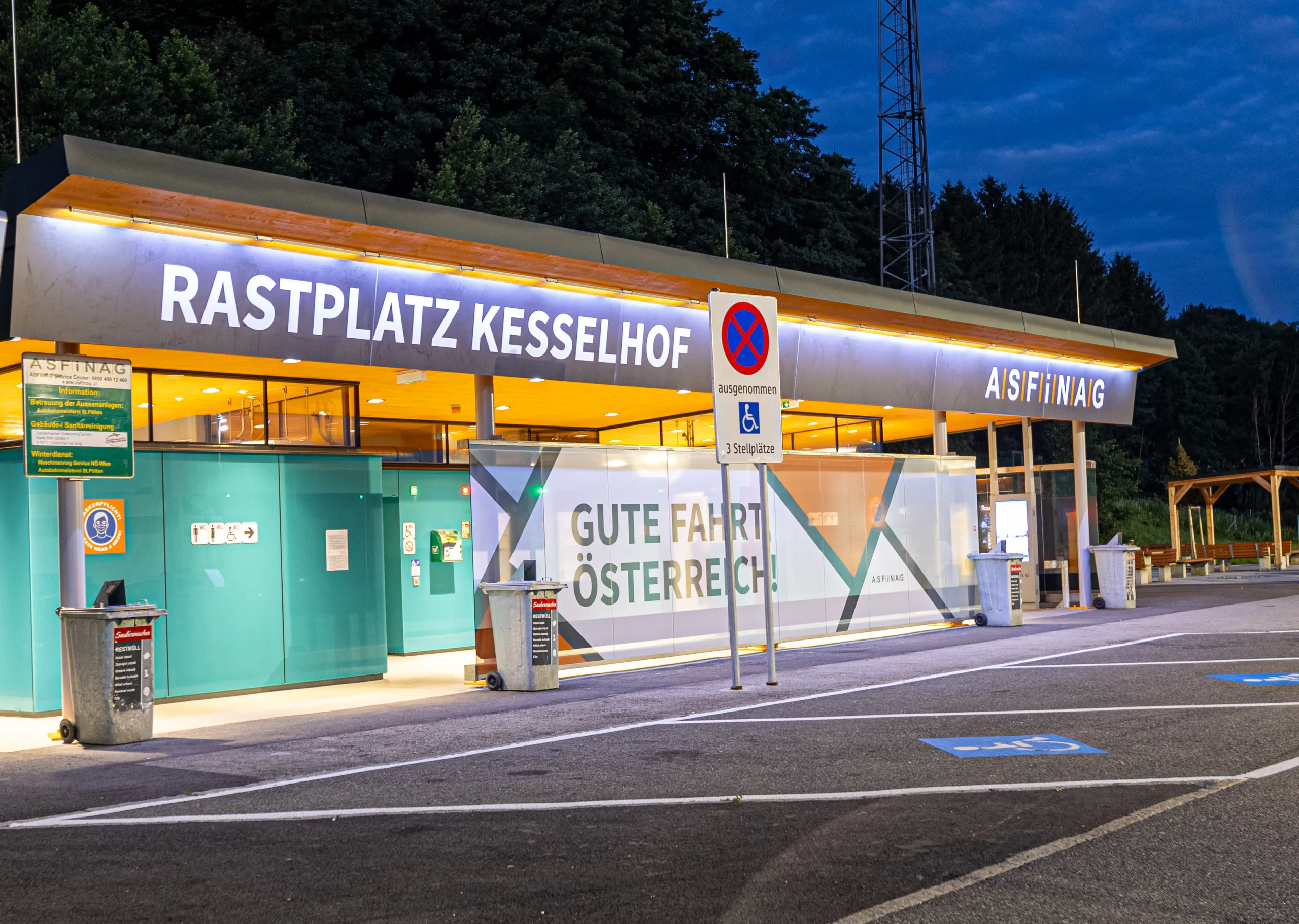 Nachts ist der Rastplatz taghell beleuchtet, damit sich insbesondere Frauen sicherer fühlen.