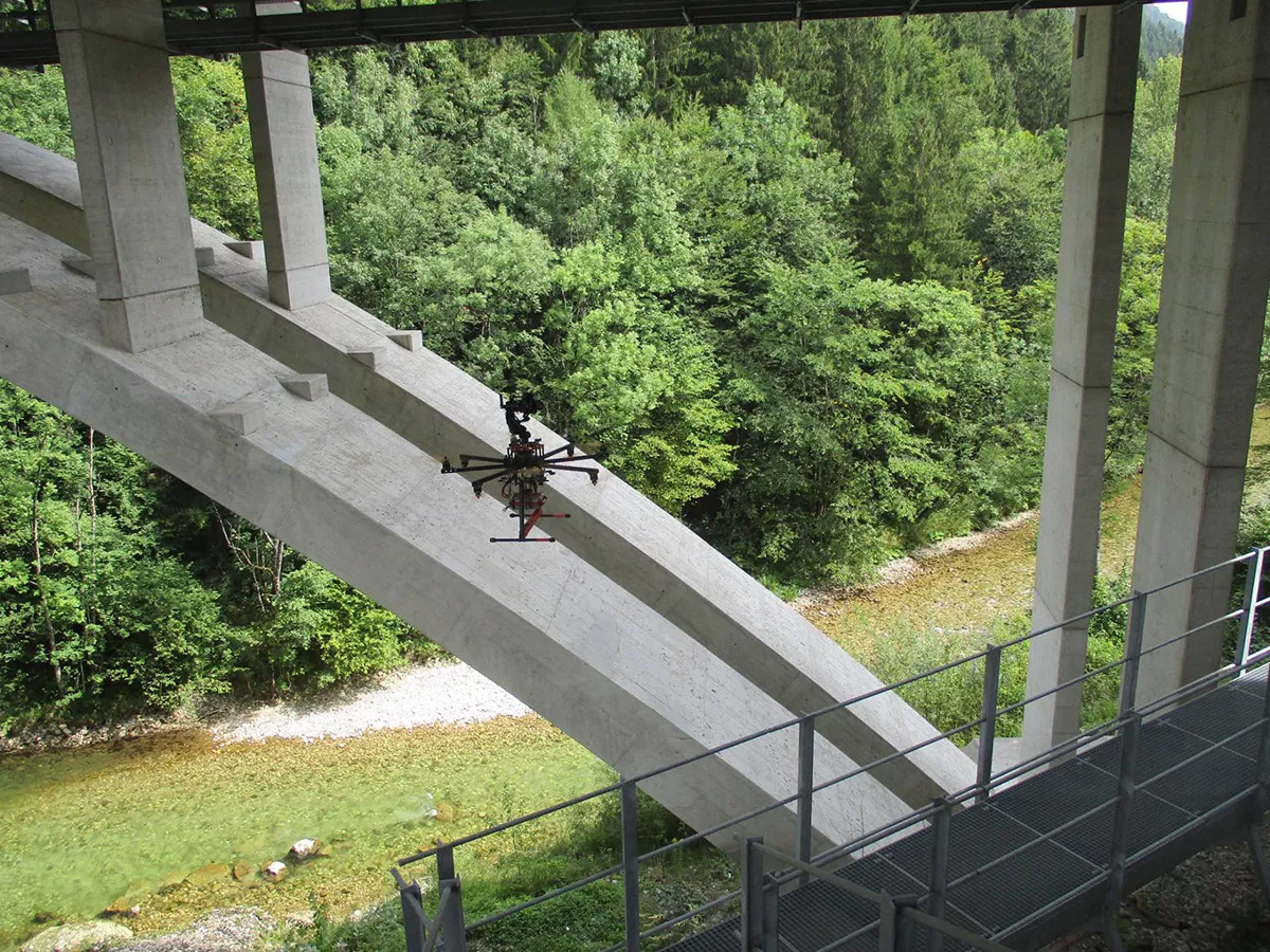 Brückeninspektion mit Drohnen: fliegende Helfer mit vielen Kameras und Sensoren