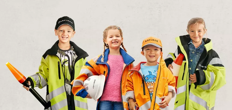Vier Kinder in ASFINAG Arbeitskleidung