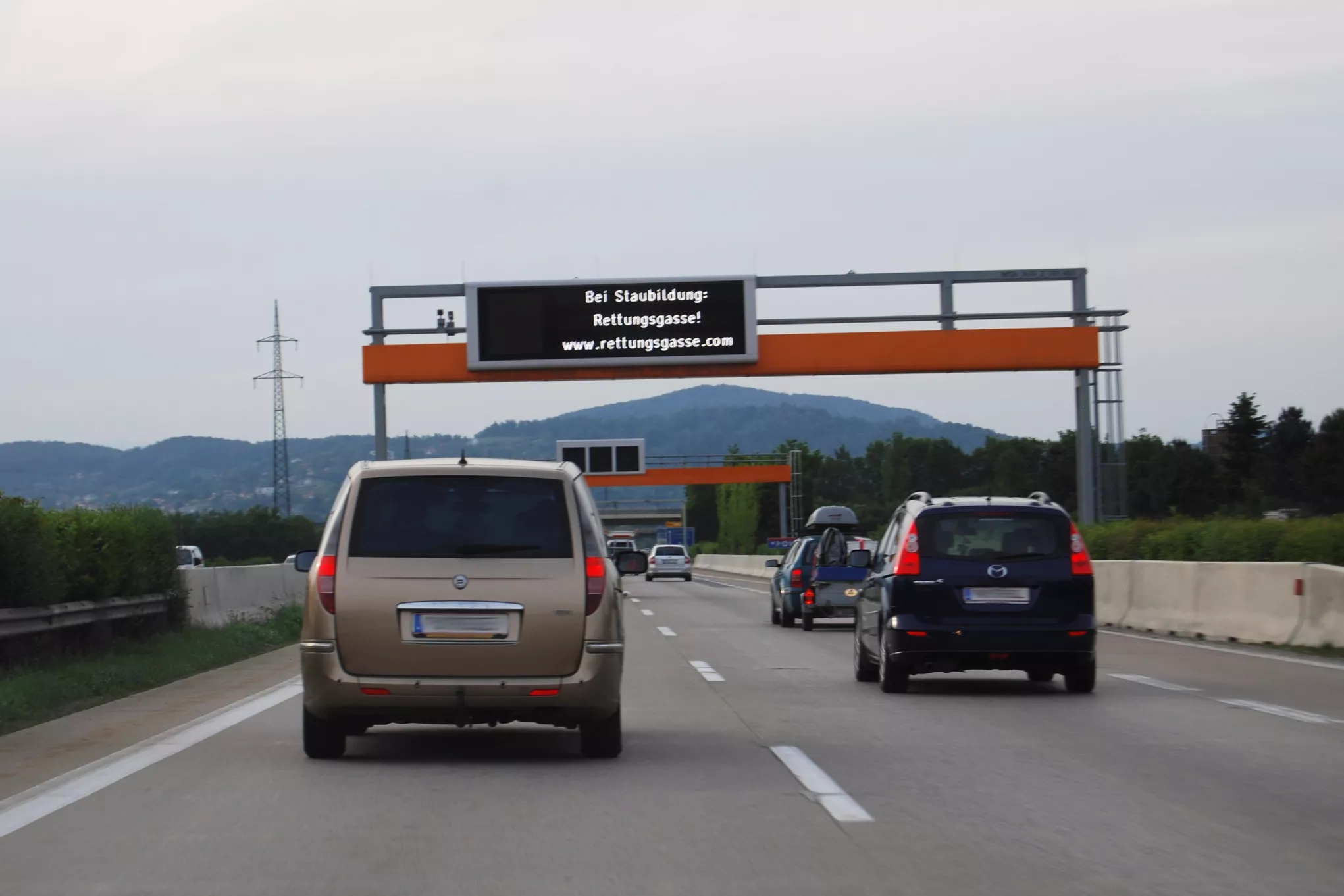 Wechseltextanzeige auf der Autobahn mit dem Hinweis, bei Staubildung die Rettungsgasse zu bilden.