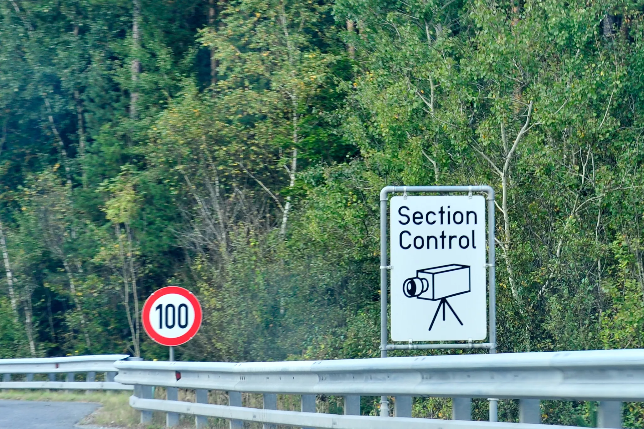 Hinweisschild Section Control am Wechsel auf der A 2 Süd Autobahn