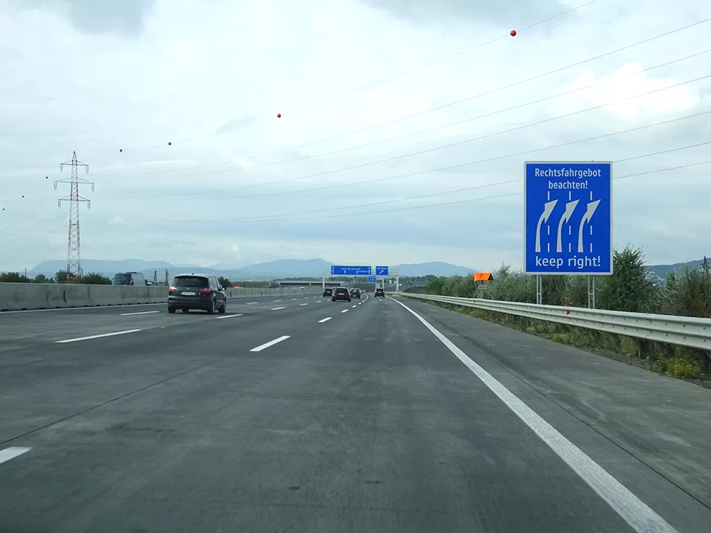 Autobahn mit einer Rechtsfahrgebots-Tafel