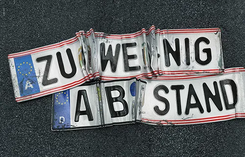 Zerdrückte Kennzeichen: Zu wenig Abstand