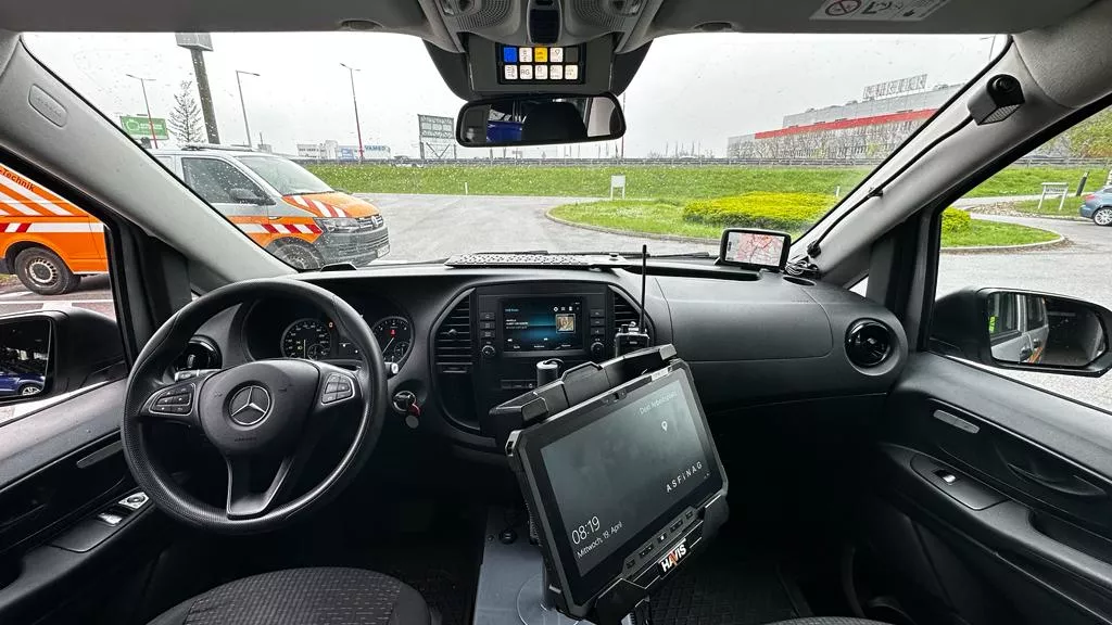 Man sieht das Traffic Manager Einsatzfahrzeug von innen, genauer: das Cockpit mit seiner Technik.