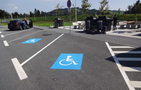 Zugang zum Rastplatz vom Behinderten-Parkplatz ohne Kanten