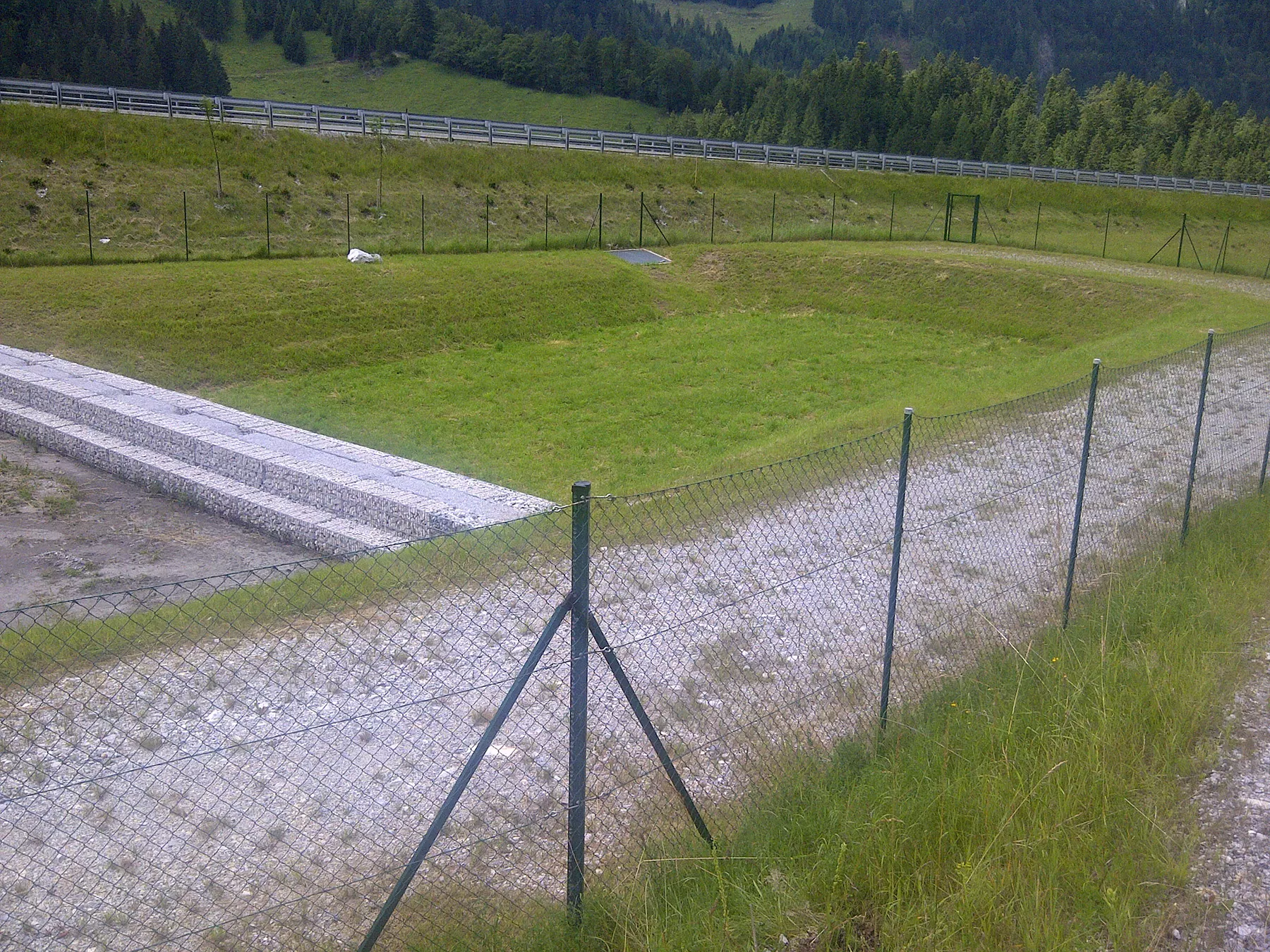 Hier eine Gewässerschutzanlage in Flachau mit gepflegtem Bodenfilterbecken neben der Autobahn