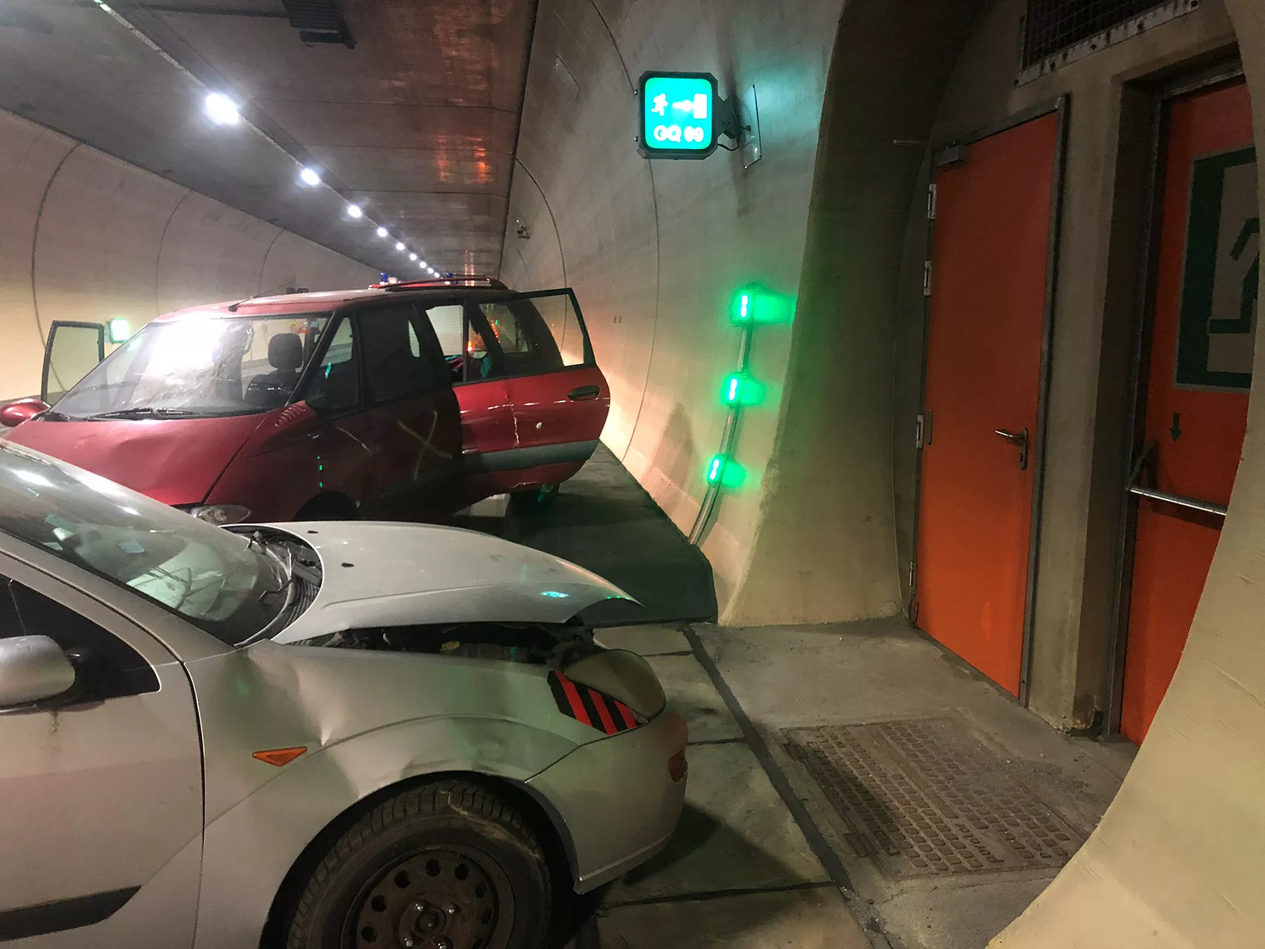 Zwei eingedellte Autos in einem Tunnel