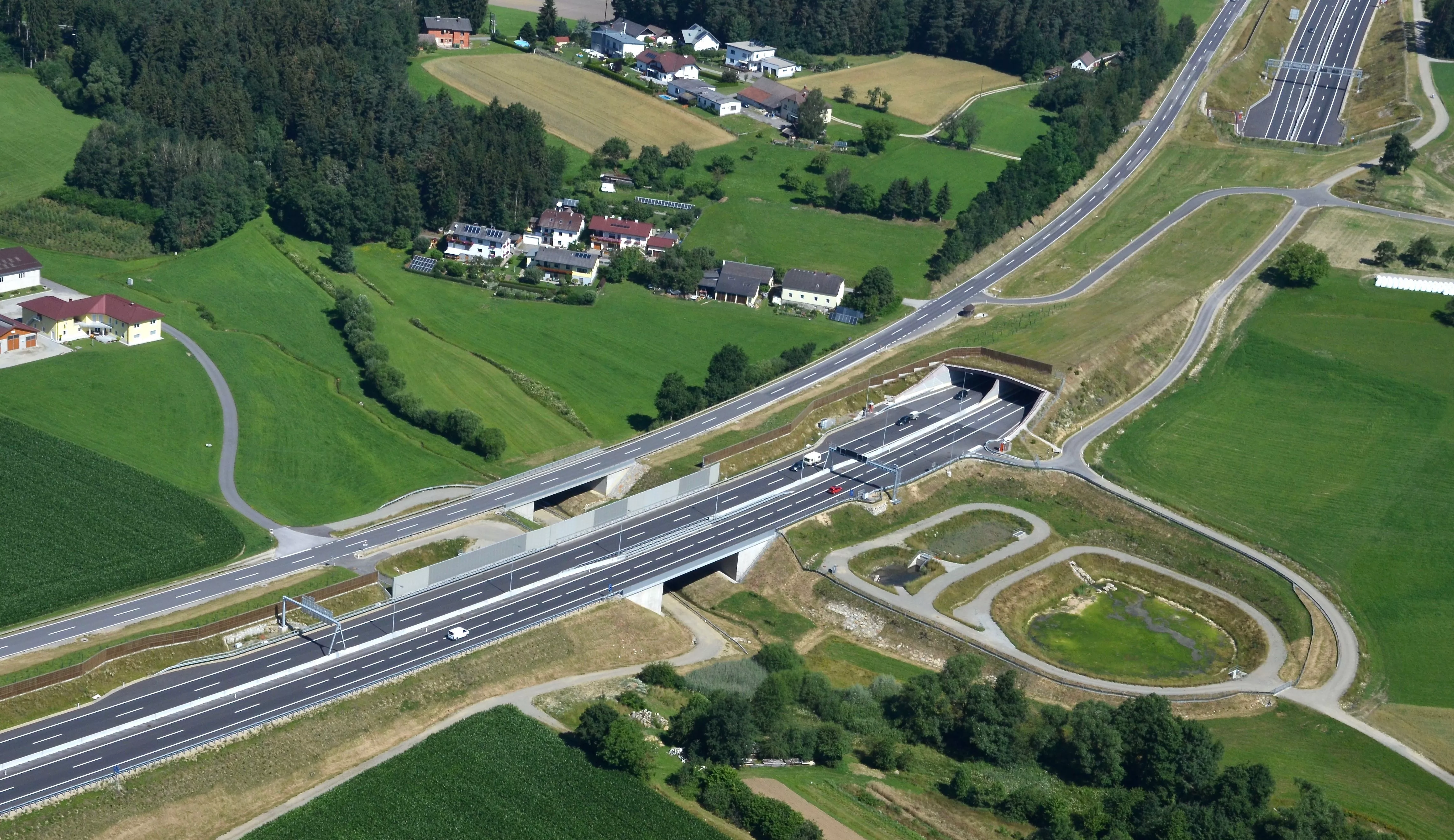 Gewässerschutzanlage an einer Autobahn im Sommerbetrieb