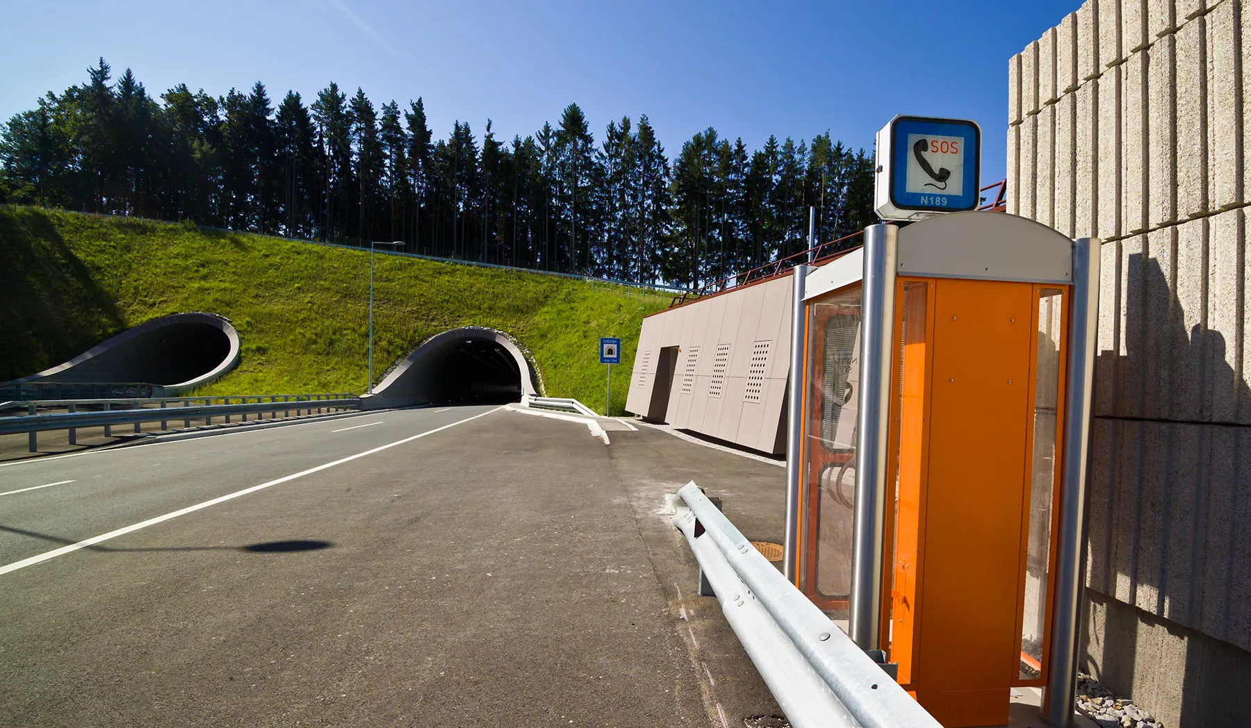 Eine Notrufsäule vor einem Tunneleingang