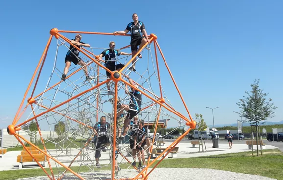 Eine Gruppe Männer klettert auf einem Rastplatz-Spielplatz