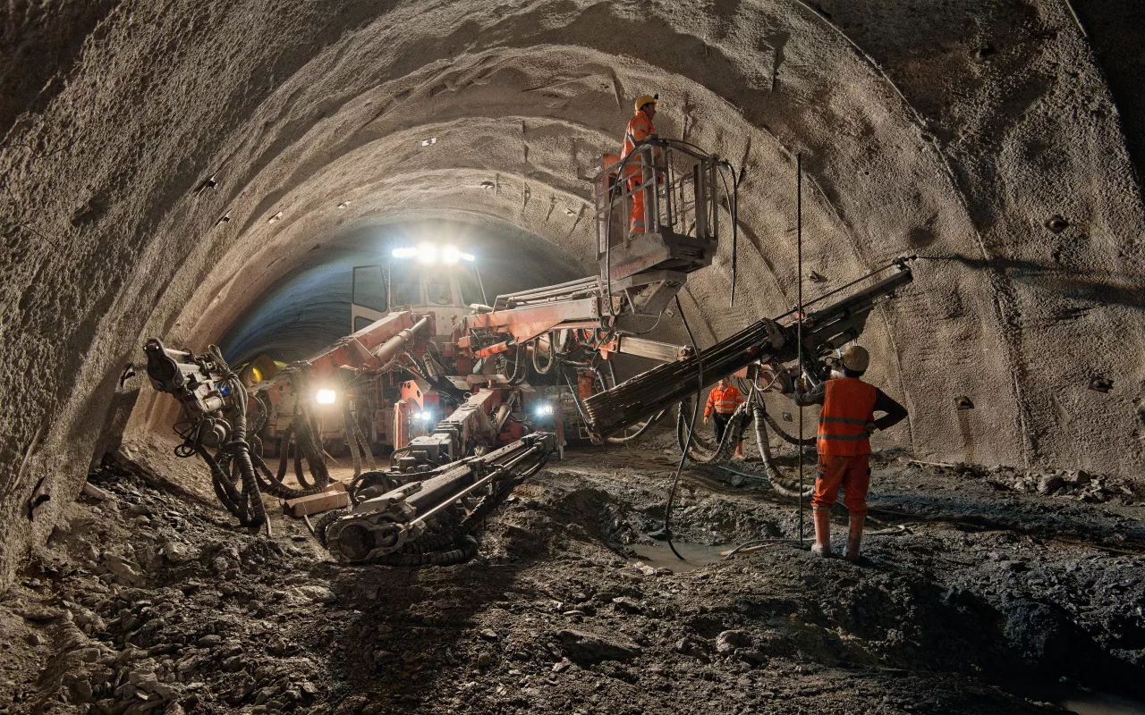 Maschine zum Ankersetzen beim Tunnelbau