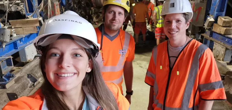 Selfie von Elena in Warnkleidung und Harthelmen mit zwei Mitarbeitern