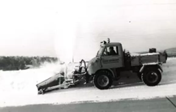 Schwarz-Weiß-Aufnahmen des ersten Winterdienstes mit Leihgeräten, A 1 West Autobahn 1961