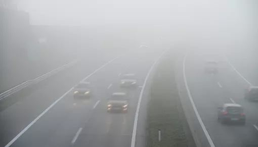 Eine Autobahn im Nebel