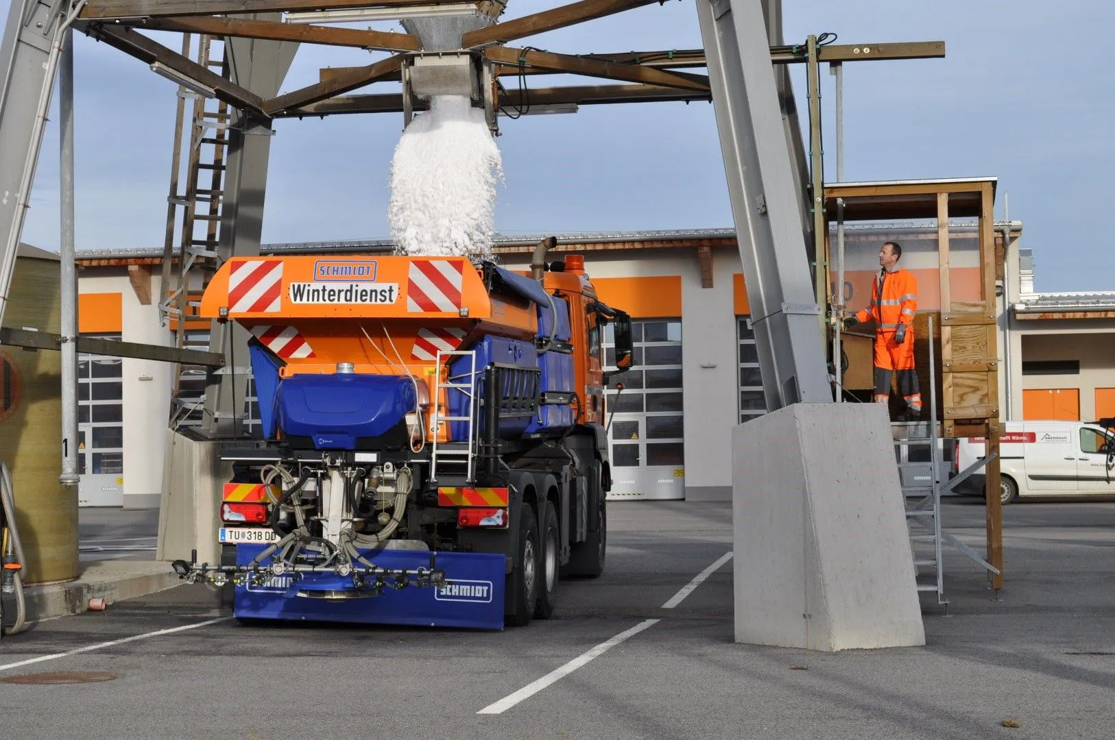 Ein ASFINAG WInterdienstfahrzeug wird mit Salz beladen